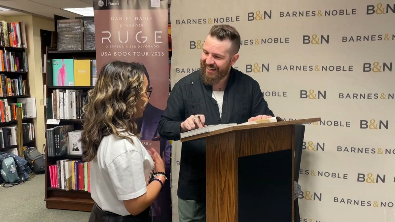 Mexican Author and Speaker Daniel Habif Inspires and Grateful Sign Book